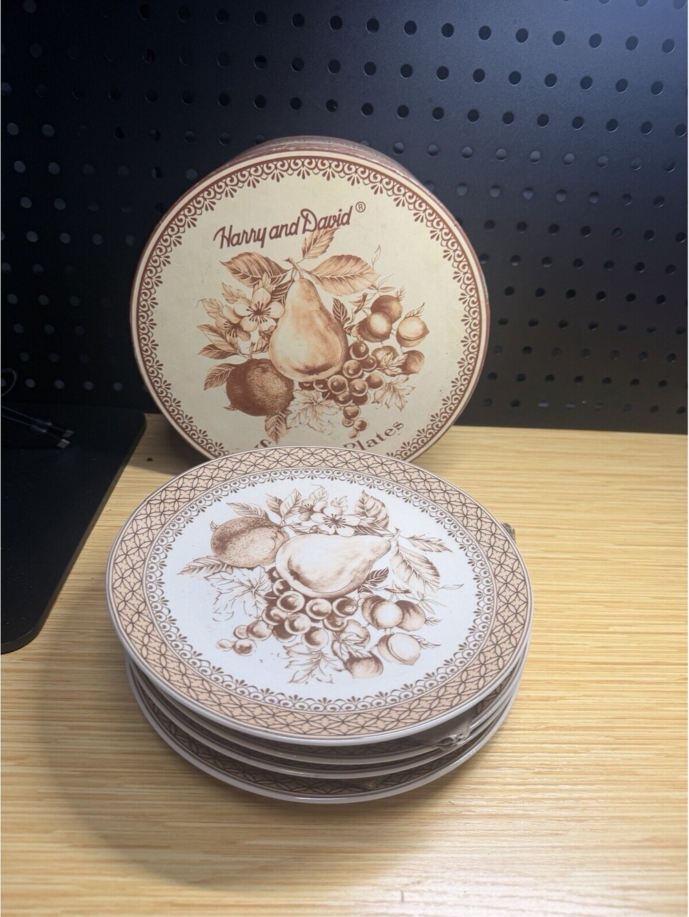 Set of 4 Harry & David Red Pear Toile Dessert Salad Plates Fruit Center Gift Box